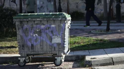 Με ίχνη στραγγαλισμού ο 70χρονος που βρέθηκε σε κάδο απορριμάτων στη Δάφνη