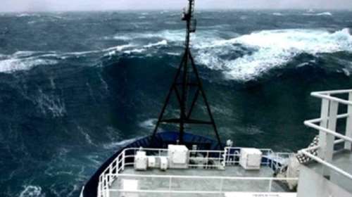 Ο ΠΡΩΤΕΥΣ παλεύει με τη θαλασσοταραχή και τον χιονιά (ΒΙΝΤΕΟ)