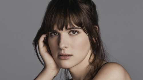 Η τρανσέξουαλ που γράφει ιστορία ως η πρώτη τρανς πρέσβειρα της L&#39;Oreal