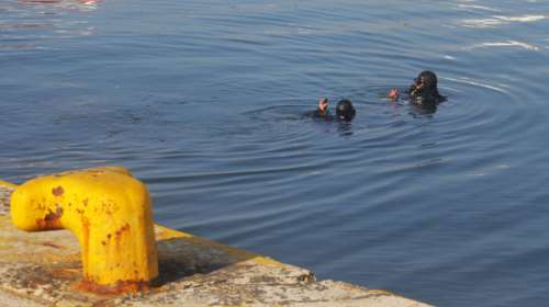 Δύτες του Λιμενικού αναζητούν το ΙΧ που έπεσε στο λιμάνι