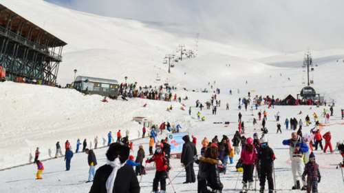 Συνωστισμός και απίστευτες ουρές στο χιονοδρομικό του Παρνασσού