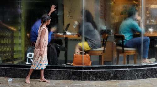 Oxfam: Oκτώ κροίσοι κατέχουν τόσο πλούτο όσο η μισή ανθρωπότητα