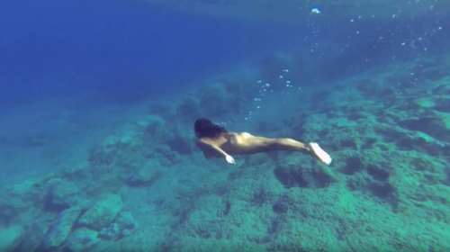 Η Κλέλια Ρένεση κολυμπά γυμνή στο νέο βίντεο κλιπ του Μανού Τσάο