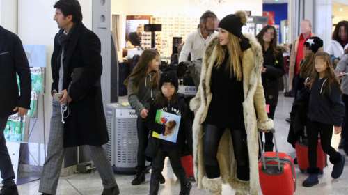 Ελένη Πετρουλάκη - Ιλια Ιβιτς: Σπάνια εμφάνιση με τις τέσσερις κόρες τους