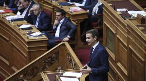 Σφυροκόπημα στη Βουλή για τον ΔΟΛ, τη διαπλοκή και τις εκλογές