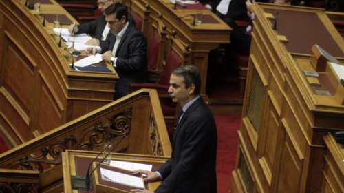 Στα άκρα η σύγκρουση στη Βουλή για ΔΟΛ, αξιολόγηση και εκλογές