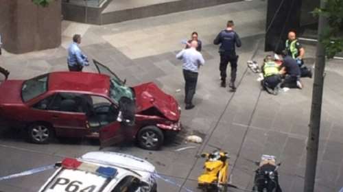 Τουλάχιστον ένας νεκρός από αυτοκίνητο που έπεσε σε πεζούς