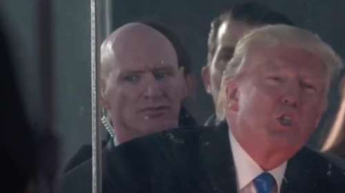 O Nτόναλντ Τραμπ τραγουδά το «God Bless the USA»