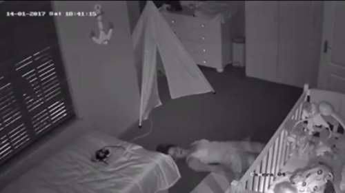 Μαμά βρήκε ευφυή τρόπο να βγαίνει από το δωμάτιο χωρίς να ξυπνά τον γιο της