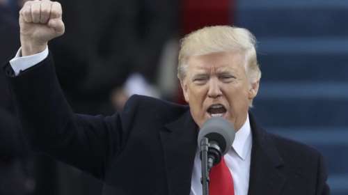 Τραμπουκίζει τους διαδηλωτές, τα ΜΜΕ και τους δημοσιογράφους