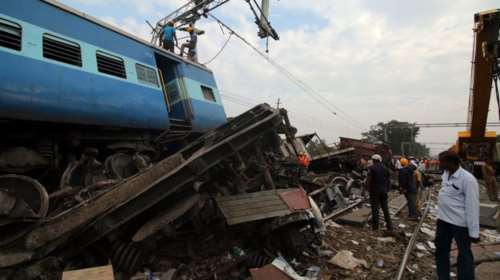 Εκτροχιασμός τρένου στην Ινδία, τουλάχιστον 36 νεκροί