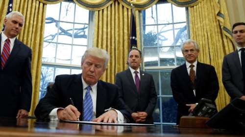 Ο Τραμπ επανέφερε τον περιορισμό των αμβλώσεων στον κόσμο