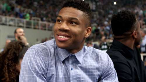 Ο Αντετοκούνμπο μαθαίνει στους Bucks το greek sοuvlaki