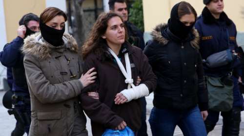 Η 25χρονη που συνελήφθη με τη Ρούπα καλεί σε «ένοπλη ρήξη»