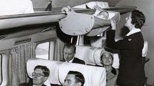 Vintage εικόνα του 1950 αποκαλύπτει πώς ταξίδευαν τα βρέφη στο αεροπλάνο