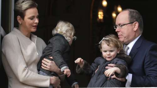 Τα δίδυμα πριγκιπόπουλα του Μονακό και οι αταξίες τους σε επίσημη τελετή