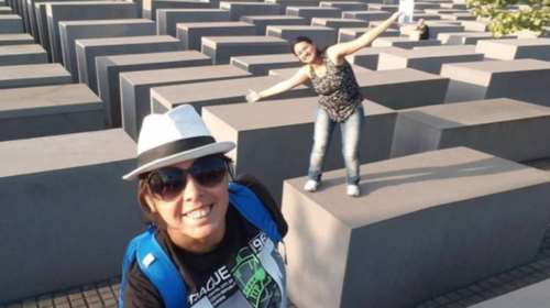 Πόσο cool είναι να κάνεις γιόγκα στο μνημείο του Ολοκαυτώματος;