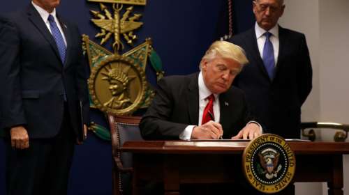 Ο Τραμπ υπέγραψε την απαγόρευση εισόδου προσφύγων στις ΗΠΑ