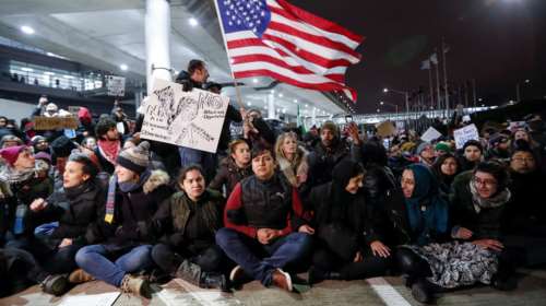 Δικαστές και διαδηλωτές "μπλοκάρουν" το διάταγμα Τραμπ