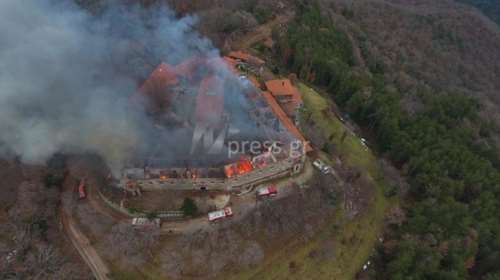 Μεγάλες καταστροφές από τη φωτιά στην Μονή Βαρνάκοβας