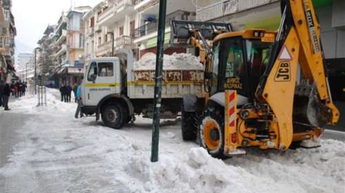 Με φορτωτές &amp; φορτηγά «ξεθάβουν» την Φλώρινα από το χιόνι