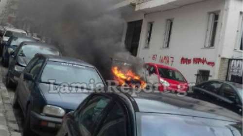 Λαμία: Λαμπάδιασε αυτοκίνητο μέσα στην πόλη-Επεισοδιακή κατάσβεση