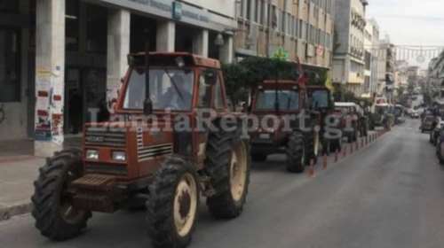 Αγρότες μπήκαν με τα τρακτέρ στο κέντρο της Λαμίας-βίντεο