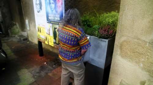 Σάτιρα στο διαδίκτυο για τις ζαρντινιέρες - ουρητήρια στο Παρίσι