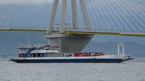 Γυναίκα έπεσε στη θάλασσα από το φέρι μπόουτ στο Αντίρριο