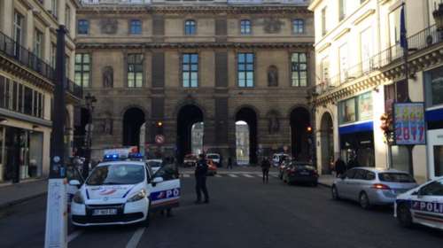 Φώναξε Αλλαχού Ακμπάρ πριν επιτεθεί έξω από το Λούβρο