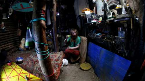 Ρωσία: Ο άνθρωπος - χόμπιτ που ζει κάτω από τη γη