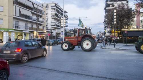 Δεκάδες τρακτέρ πλημμύρισαν το κέντρο της Λάρισας