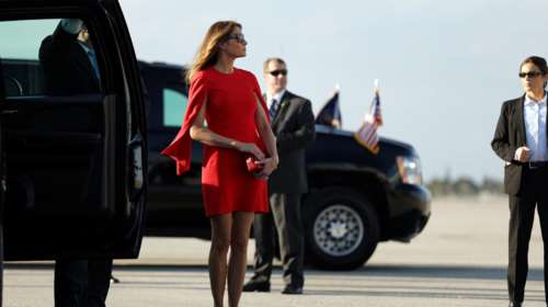 Ζάλισε... τους φωτογράφους η Μελάνια στο Παλμ Μπιτς [ΕΙΚΟΝΕΣ]