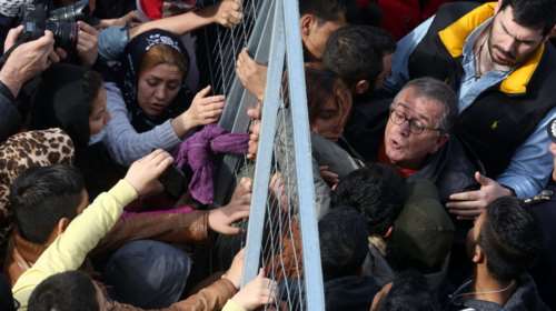 Επίσκεψη Μουζάλα στο Ελληνικό: Ένταση με τους πρόσφυγες