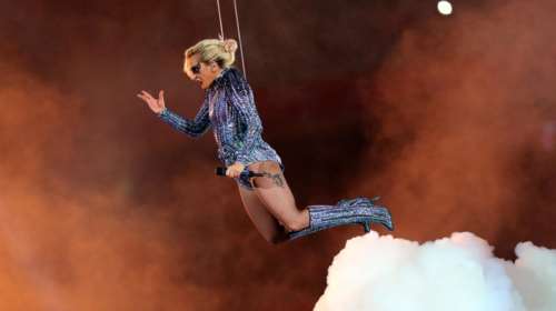 Η μεγαλειώδης εμφάνιση της Lady Gaga στο Super Bowl και το καρφί στον Τραμπ