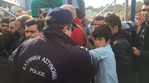 Σοκ: Αστυνομικός σπρώχνει με τη βία παιδί στο Ελληνικό