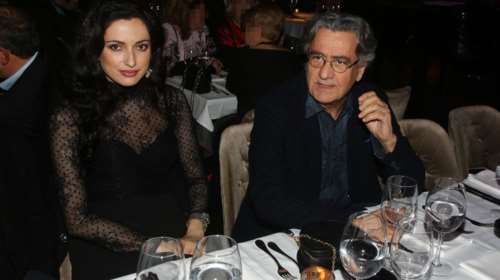 Ποια είναι η πανέμορφη και 30 χρόνια νεότερη σύντροφος του Νίκου Γαλανού