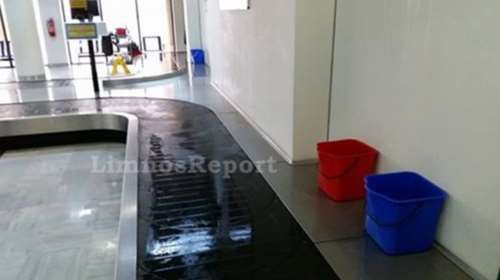 Με κουβάδες μαζεύουν το νερό από το αεροδρόμιο στη Λήμνο