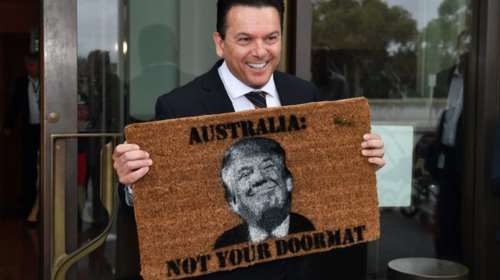 Ελληνοαυστραλός γερουσιαστής παρουσιάζει το χαλάκι-Τραμπ!