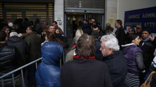 Νέες ουρές και ταλαιπωρία για το Εισόδημα Αλληλεγγύης