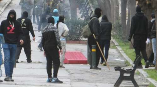 Εξάρχεια: Επιδρομή αντιεξουσιαστών &amp; αρπαγή προϊόντων από σούπερ μάρκετ