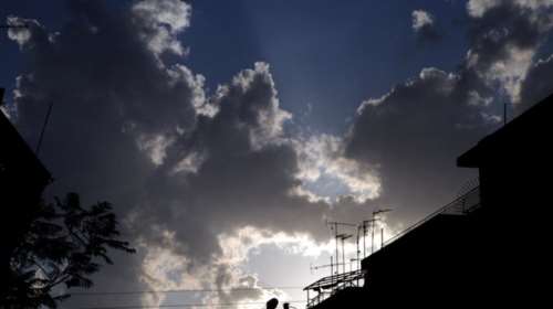 Καιρός: Τοπικές βροχές και πτώση της θερμοκρασίας