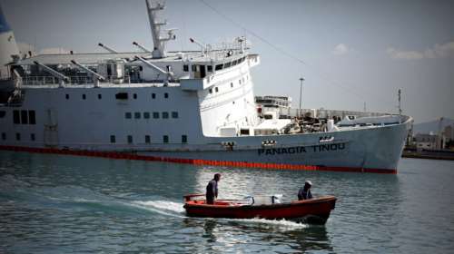 Σαλπάρει για τελευταία φορά πριν γίνει παλιοσίδερα το «Παναγία Τήνου»