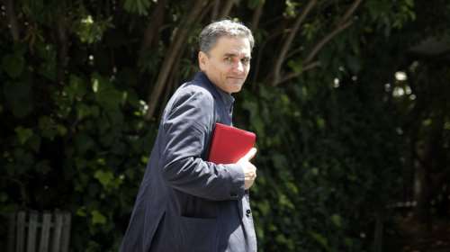 Δεν πάει στη Βουλή ο Τσακαλώτος, φήμες για ταξίδι στο εξωτερικό