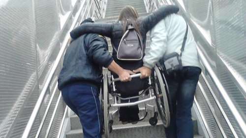 Ελλάδα 2017: Οταν τα χαλασμένα ασανσέρ πλήττουν την αξιοπρέπεια