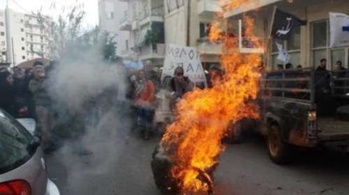 Αγρότες και...Μανιάτες κατέλαβαν το Δασαρχείο &amp; ΔΟΥ Καλαμάτας - video-
