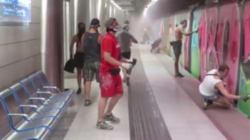 Γερμανοί γκραφιτάδες βάφουν χαλαροί ένα ολόκληρο βαγόνι του Αττικό μετρό!