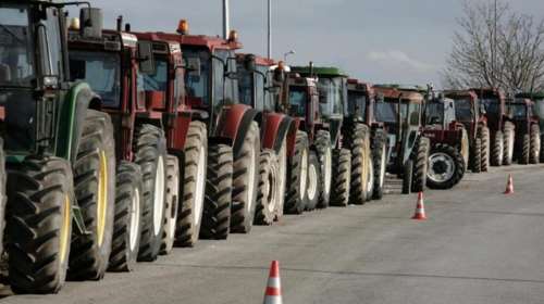 Στα μπλόκα οι αγρότες, συλλαλητήριο την Τρίτη στην Αθήνα