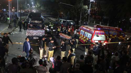 Λουτρό αίματος μετά από επίθεση καμικάζι στο Πακιστάν