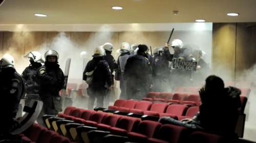 Πανδαιμόνιο με βρισιές και ΜΑΤ στη δίκη της Χρυσής Αυγής